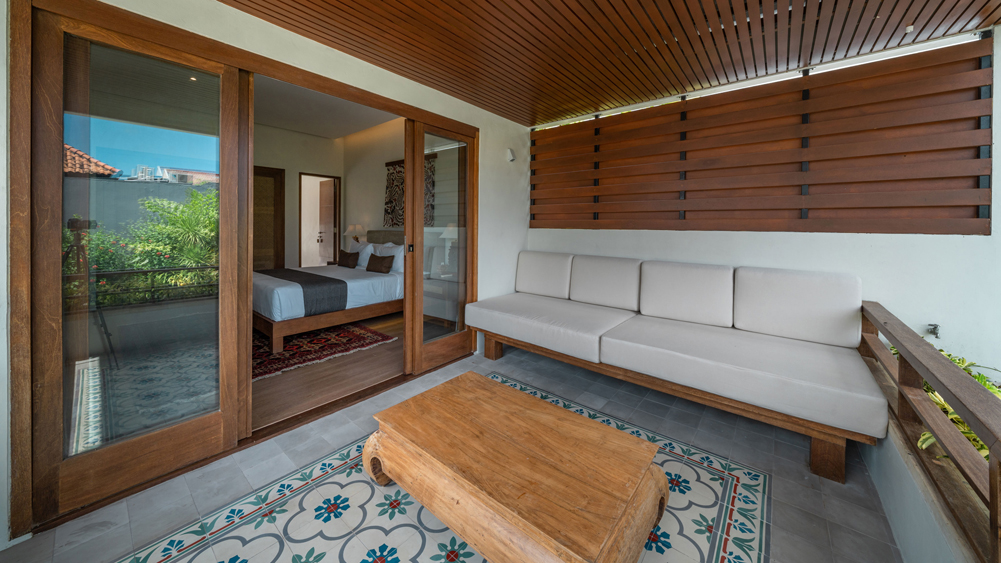 Villa Emmy - Restful master bedroom with balcony lounge